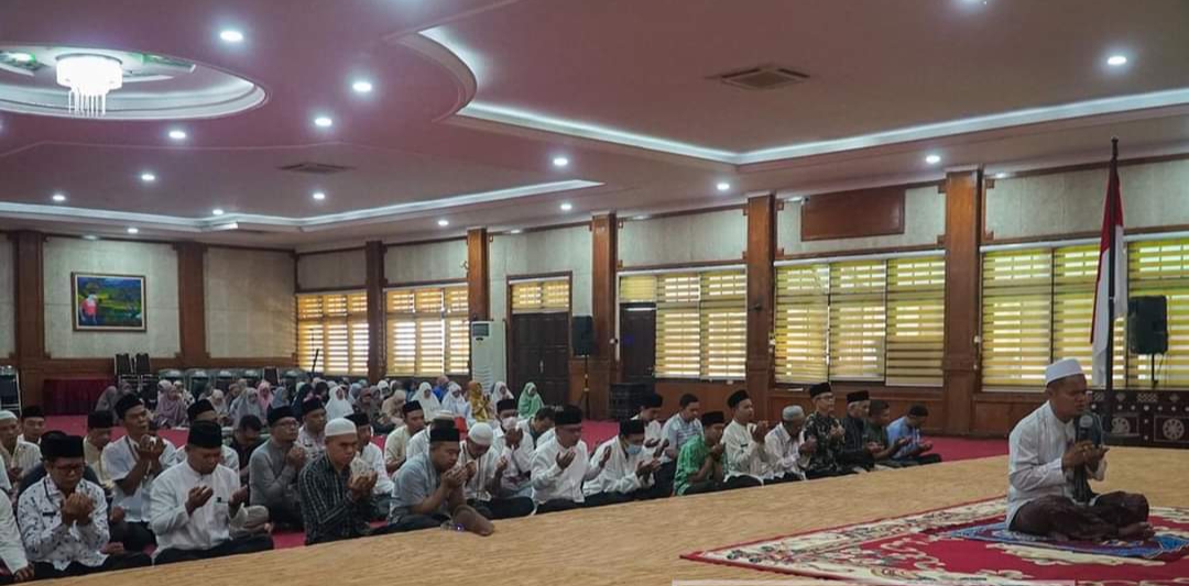 Karyawan lingkup Pemkot Mataram melaksanakan salat sunah tasbih dalam rangka menyambut bulan suci Ramadan.