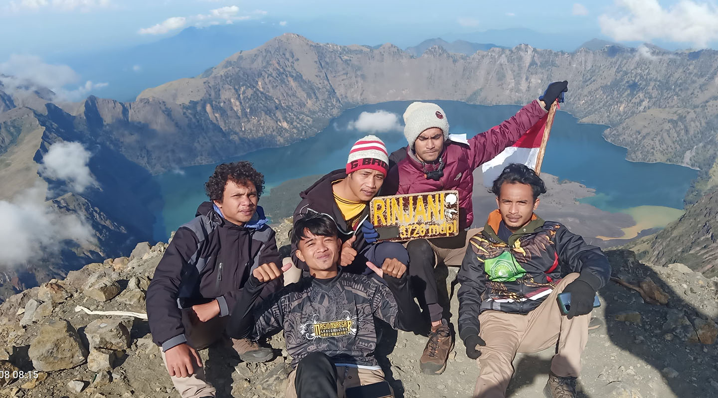 Para pendaki berpose di Gunung Rinjani. Sejauh ini, masih ditemukan aktivitas vandalisme dari para pendaki.