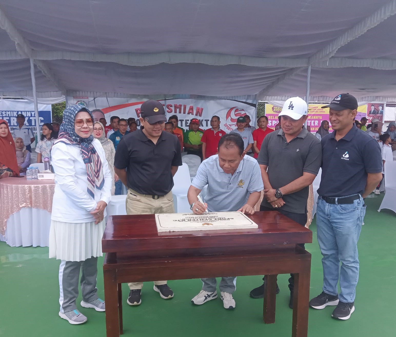 Bupati KSB H.W. Musyafirin saat meresmikan fasilitas sport center KTC, Senin (11/3).