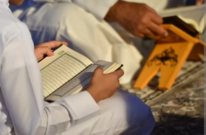 Ilustrasi membaca Al-Quran agar bisa khatam 30 juz Al-Quran dalam 30 hari selama Ramadhan./freepik/fekrti