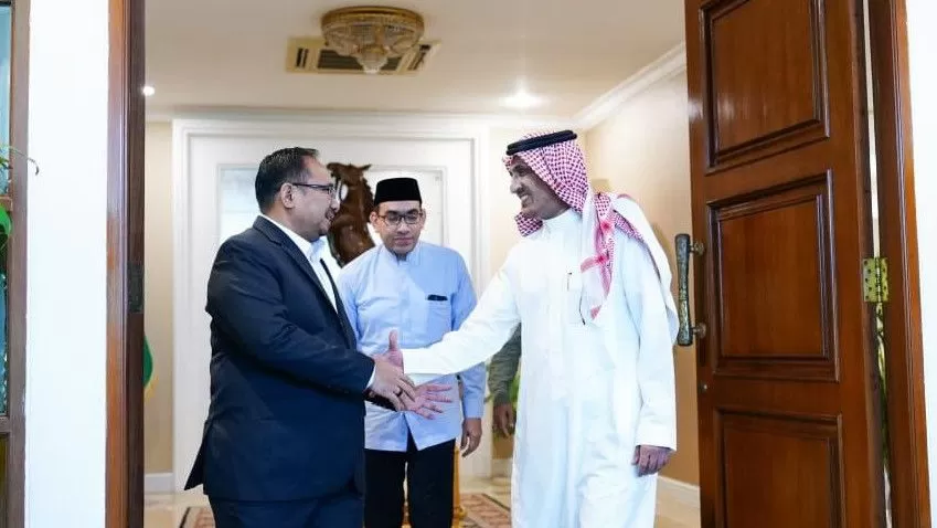Dubes Arab Saudi untuk Indonesia Faisal bin Abdullah al-Maudi (kanan) bertemu dengan Menag Yaguq Cholil Qoumas di Jakarta. (Humas Kemenag)
