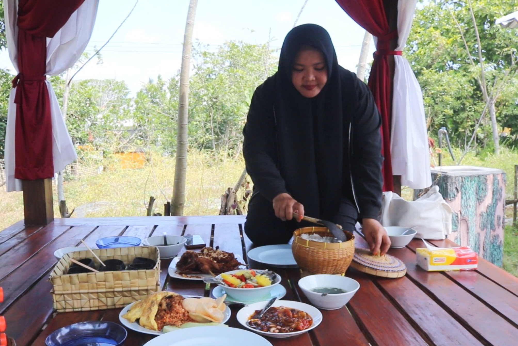 MENIKMATI KULINER: Seorang pengunjung menikmati wisata kuliner di Lesehan 7 Sambal, Sayang-Sayang, Kota Mataram, belum lama ini. (IST/LOMBOK POST)