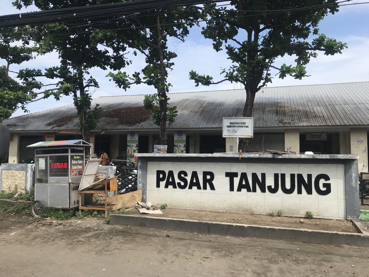 PANTAUAN: Pasar Tanjung menjadi salah satu lokasi pemantauan harian harga bahan pokok di Lombok Utara.(NURUL/LOMBOK POST)