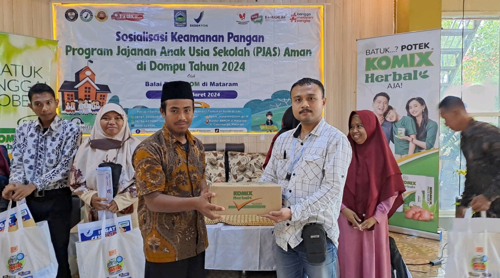 Komix Herbal berkolaborasi bersama BPOM Mataram menyelenggarakan kegiatan sosialisasi keamanan pangan dan bahaya penyalahgunaan obat-obatan melibatkan sejumlah sekolah di Bima dan Dompu.