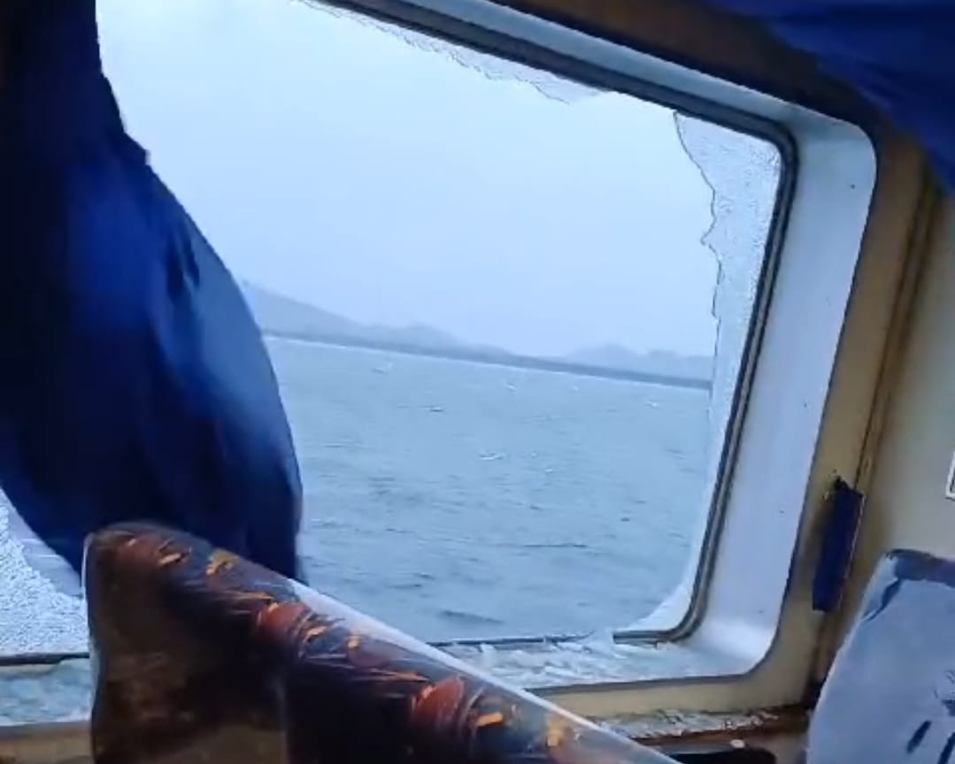 Salah satu kaca kapal dari Lembar ke Padang Bai pecah karena gelombang tinggi, Rabu (13/3).