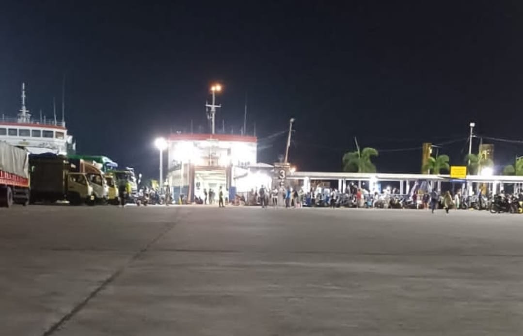 Suasana Pelabuhan Lembar saat ditutup sementara, Rabu (13/3) malam.