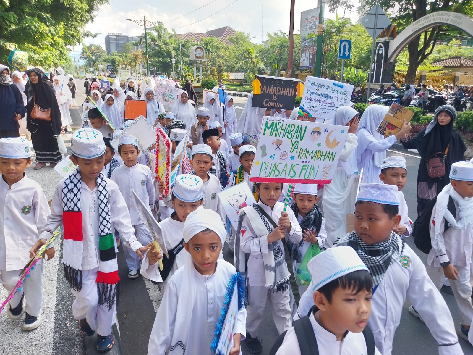 SAMBUT RAMADAN: Siswa Yayasan Al-Iman Ponpes Hidayatullah melintasi Jalan Udayana pada pawai syiar Ramadan. (AGUS ADNAN FOR LOMBOK POST)
