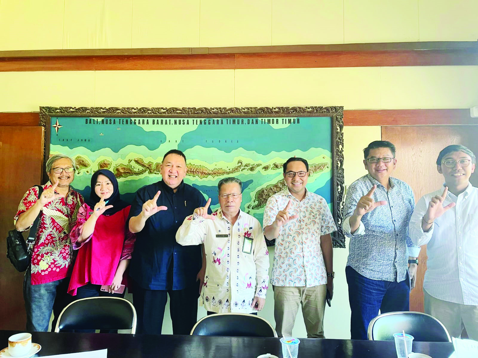 Kadis ESDM NTB H Sahdan (tengah) bersama Sekdis ESDM NTB Niken Arumdati (dua dari kiri) dan pejabat GGGI saat kegiatan forum energi di Mataram.