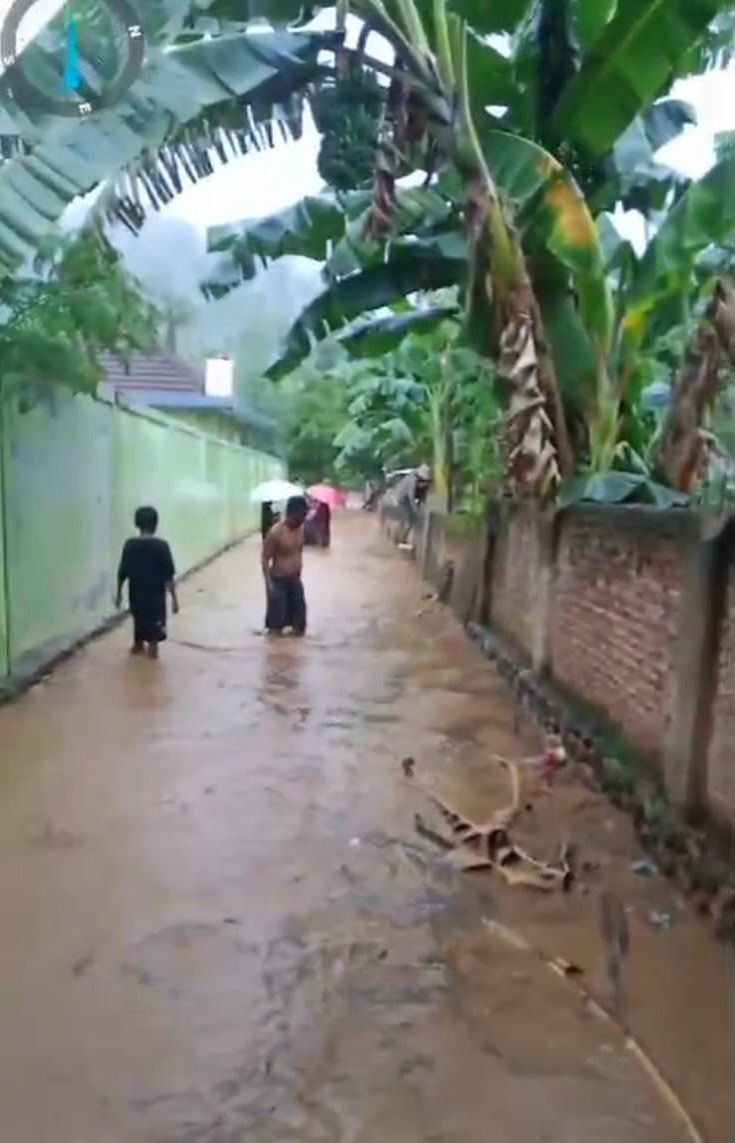 GENANGI RUMAH WARGA: Hujan dengan intensitas tinggi menyebabkan banjir hingga menggenangi pemukiman warga, di Desa Karumbu Kecamatan Langgudu, akhir pekan lalu.