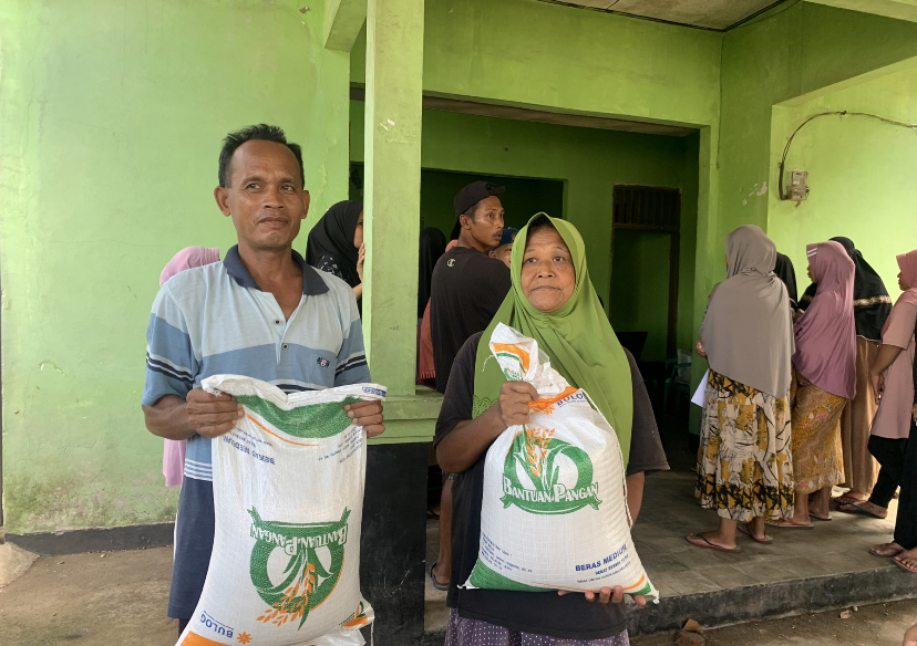 BANTUAN : Masyarakat yang mengambil bagian bantuan pangan (bapang) dari pemerintah berupa 10 kilogram beras, beberapa waktu lalu. (CHIA/LOMBOK POST)
