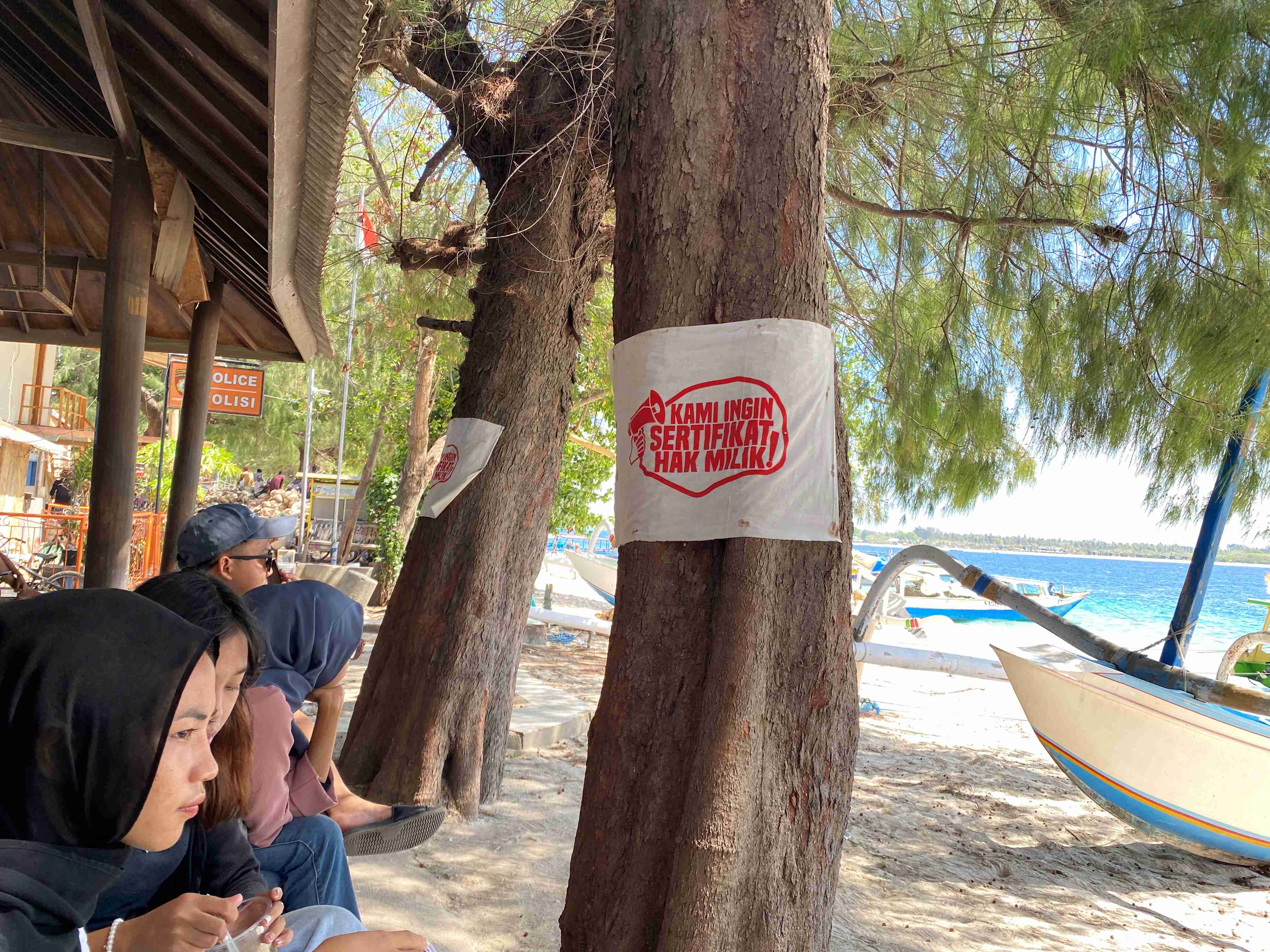 TUNTUTAN KE PEMERINTAH: Spanduk kecil bertuliskan seruan &ldquo;Kami Ingin Sertifikat Hak Milik&rdquo;, untuk pemanfaatan aset di Gili Trawangan, dipasang pada sejumlah pohon di dekat Pelabuhan Gili Trawangan.
