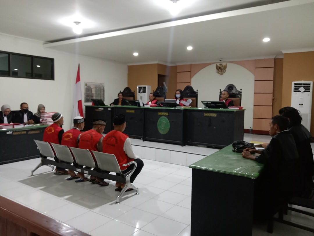 SIDANG TUNTUTAN: Empat terdakwa kasus pembakaran logistik pemilu di Parado menjalani sidang dengan agenda pembacaan tuntutan, kemarin. (FIRMAN/LOMBOK POST)