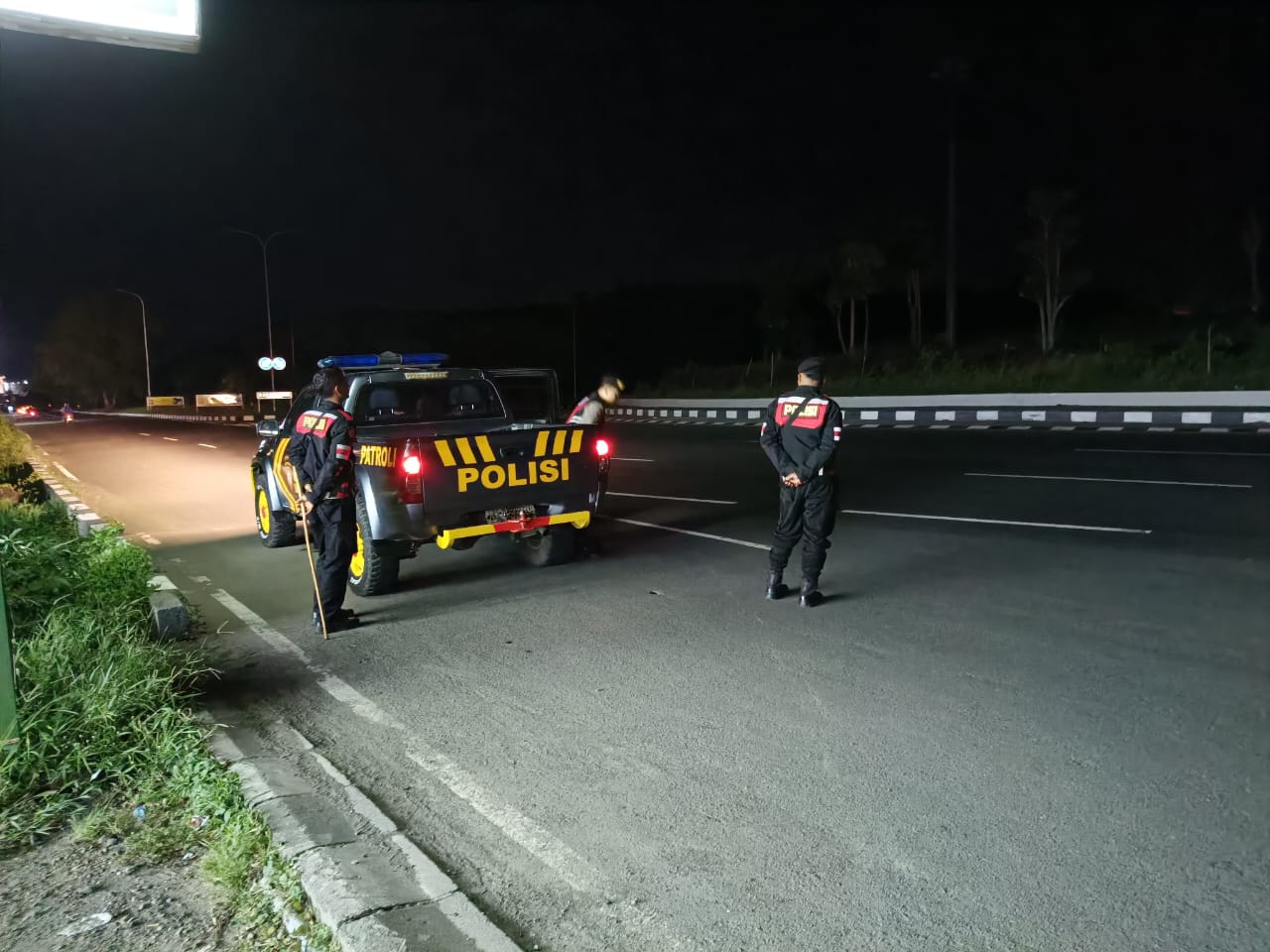 Personel Polres Loteng berpatroli malam menjaga kamtibmas selama bulan puasa Ramadhan.
