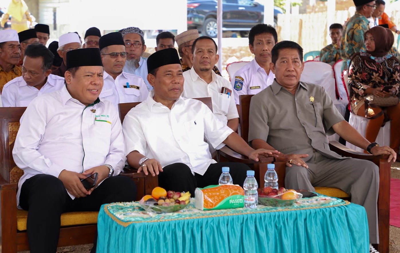 PERESMIAN: Ketua Baznas NTB, TGH Muhammad Said bersama Bupati KSB HW Musyafirin saat menghadiri peresmian kantor Baznas KSB, pekan lalu.  (FARUK/LOMBOK POST)