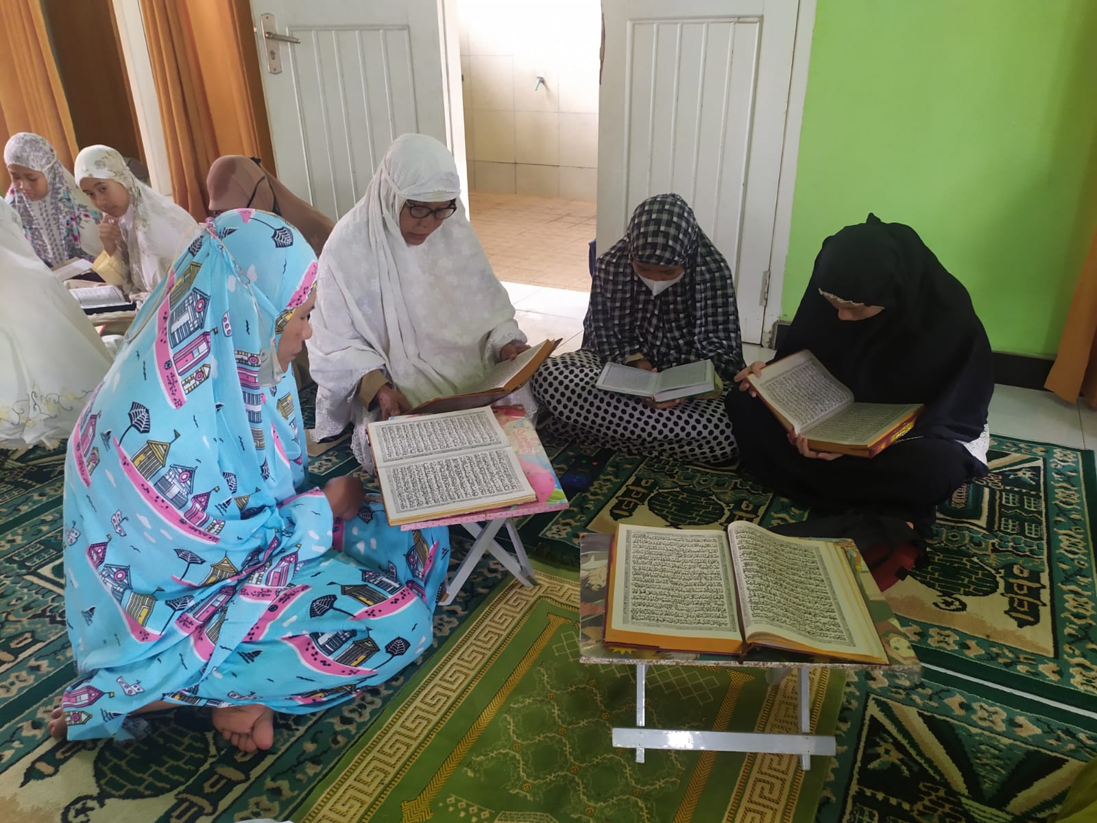 TADARUS: Sejumlah siswa SMP Kota Mataram tadarusan di sekolah setempat, tahun lalu.(DOK/LOMBOK POST)