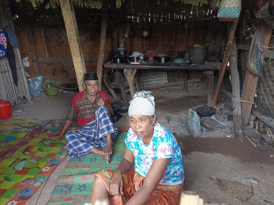 PERLU BANTUAN: Gebuh (kiri) dan Madeng (kanan) pasangan kakek nenek ini tinggal di gubuk reot yang tidak layak huni di Dusun Lentak II, Desa Rembitan, Kecamatan Pujut, Loteng.