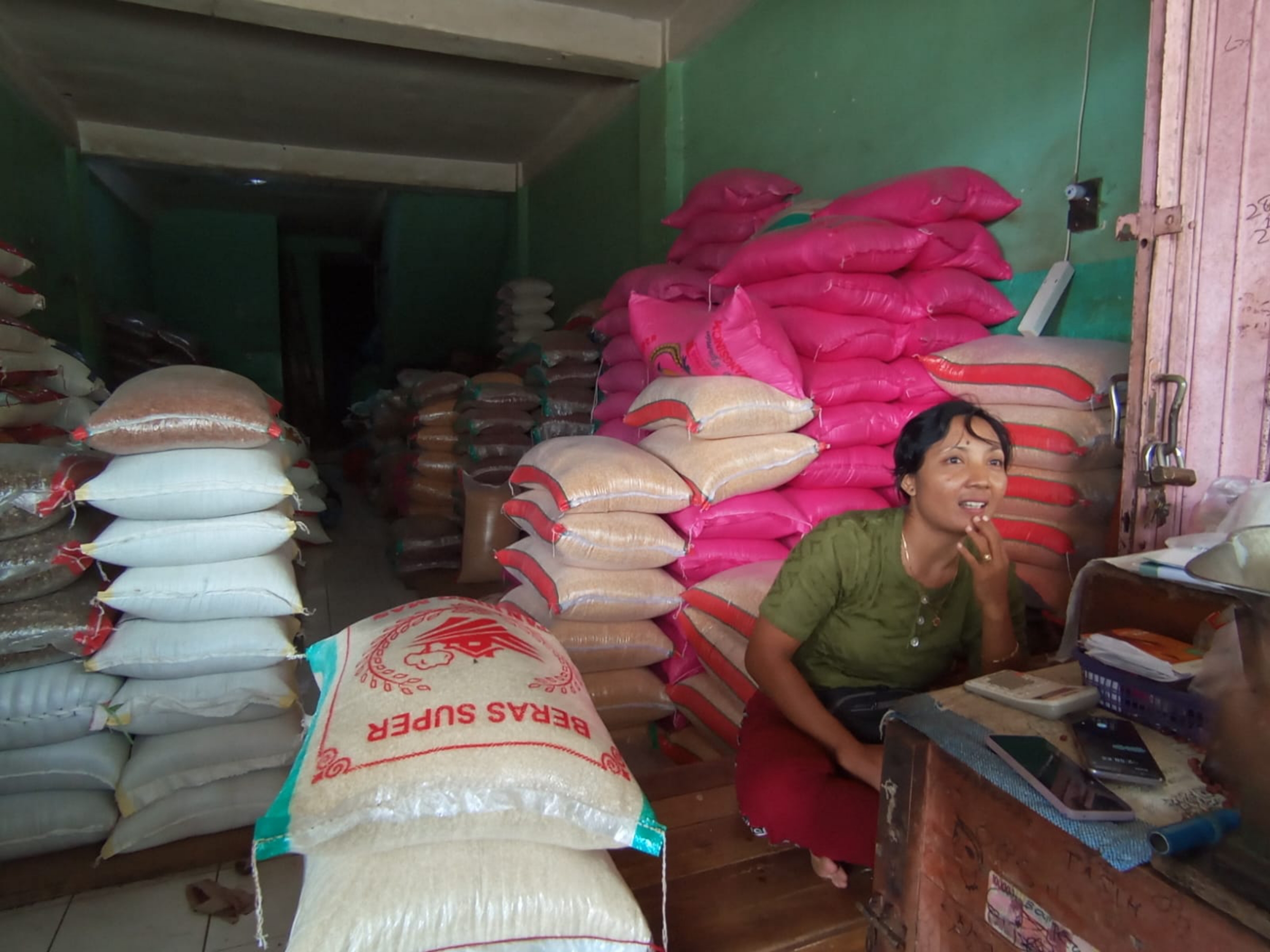 MINIMALISIR KERUGIAN: Salah satu agen beras di Pasar Mandalika, Kota Mataram.(FERIAL/LOMBOK POST)