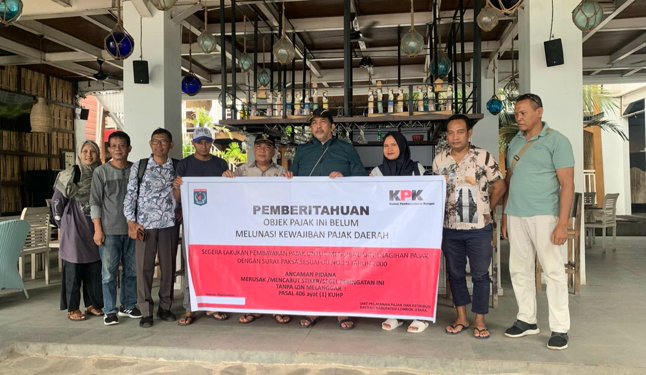 Satgas Korsup Wilayah V KPK Dian Patria bersama Pemda KLU saat turun memasang spanduk pemberitahuan bagi hotel yang menunggak pajak di Gili Trawangan, Jumat (15/3).