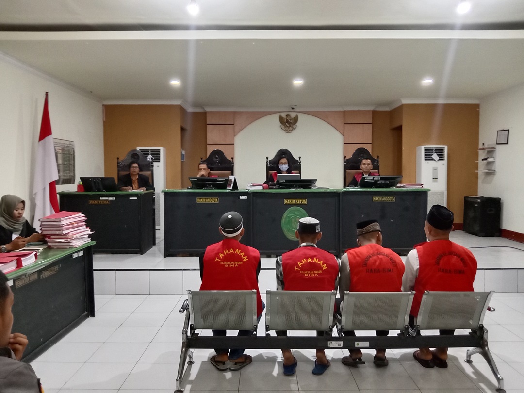 SIDANG: Terdakwa kasus pembakaran logistik pemilu di Parado, Kabupaten Bima divonis dengan hukuman berbeda. (FIRMAN/LOMBOK POST)