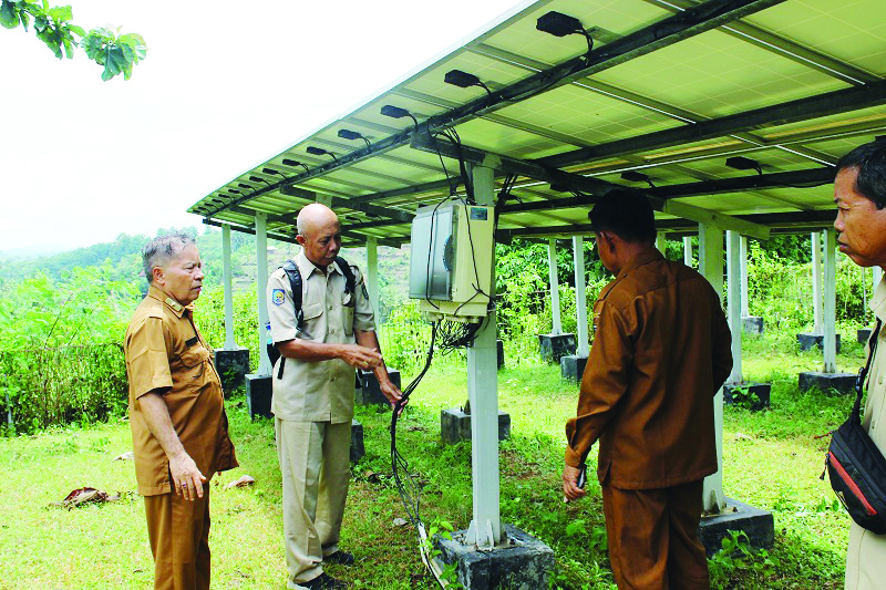 Kepala Dinas ESDM NTB H Sahdan (kiri) saat mengunjungi PLTS Komunal di Batu Jangkih, Praya Barat Daya, Loteng.