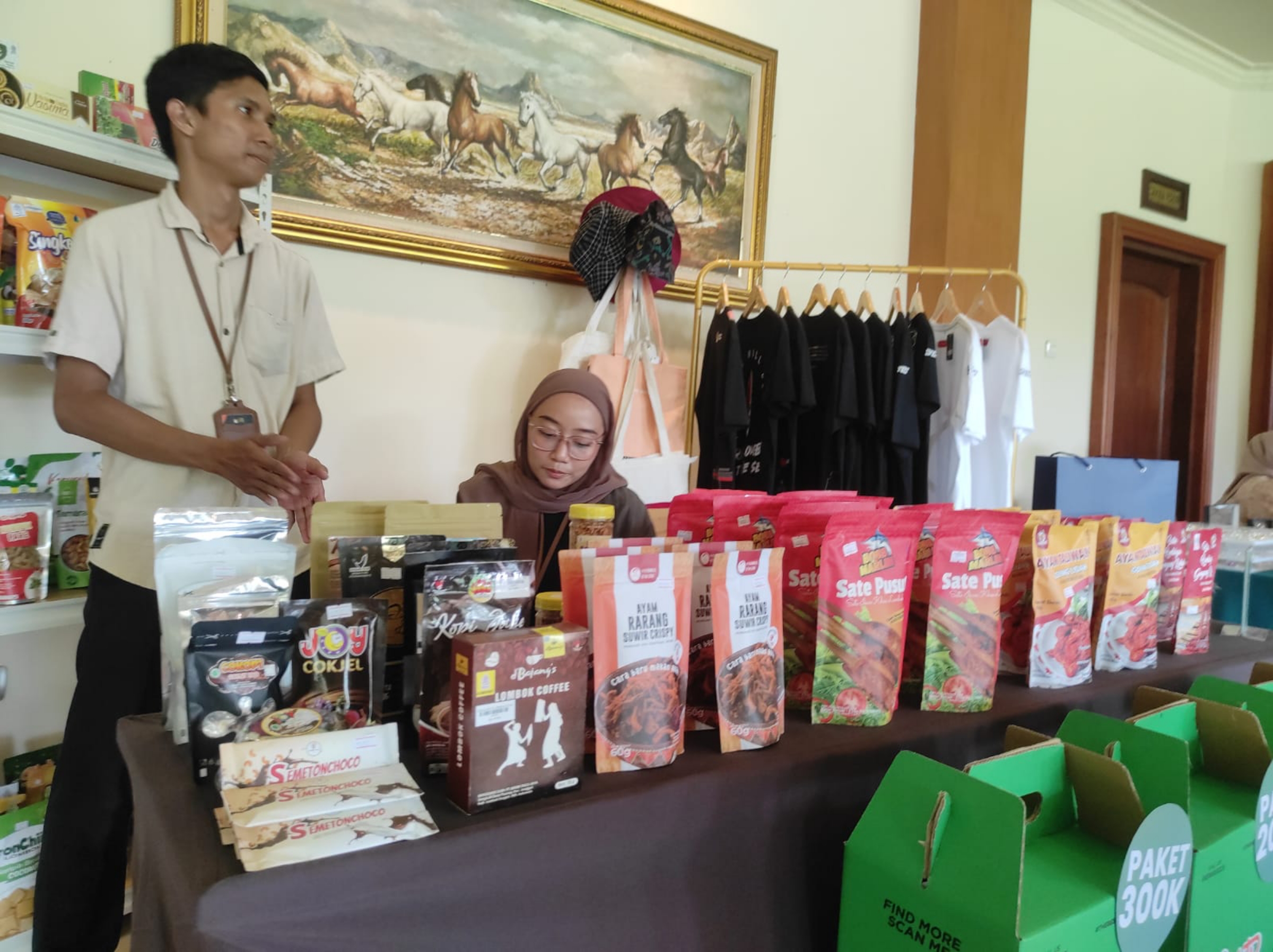 PRODUK LOKAL: Stan sejumlah produk UMKM yang ditampilkan dalam kegiatan di Hotel Lombok Raya, beberapa waktu lalu. (FERIAL/LOMBOK POST)