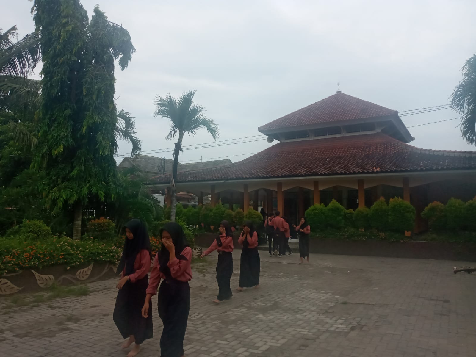 TADARUS ALQURAN: Sejumlah siswa SMP di Kota Mataram akan melaksanakan tadarus Alquran di halaman sekolah setempat. (ROJAI/LOMBOK POST)