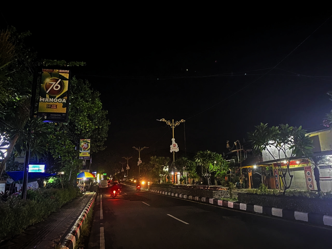 Ratusan lampu penerang jalan umum (PJU) hingga lampu Asmaul Husna tidak menyala disepanjang jalan pertokoan Kota Praya, Loteng, Kamis (15/3).