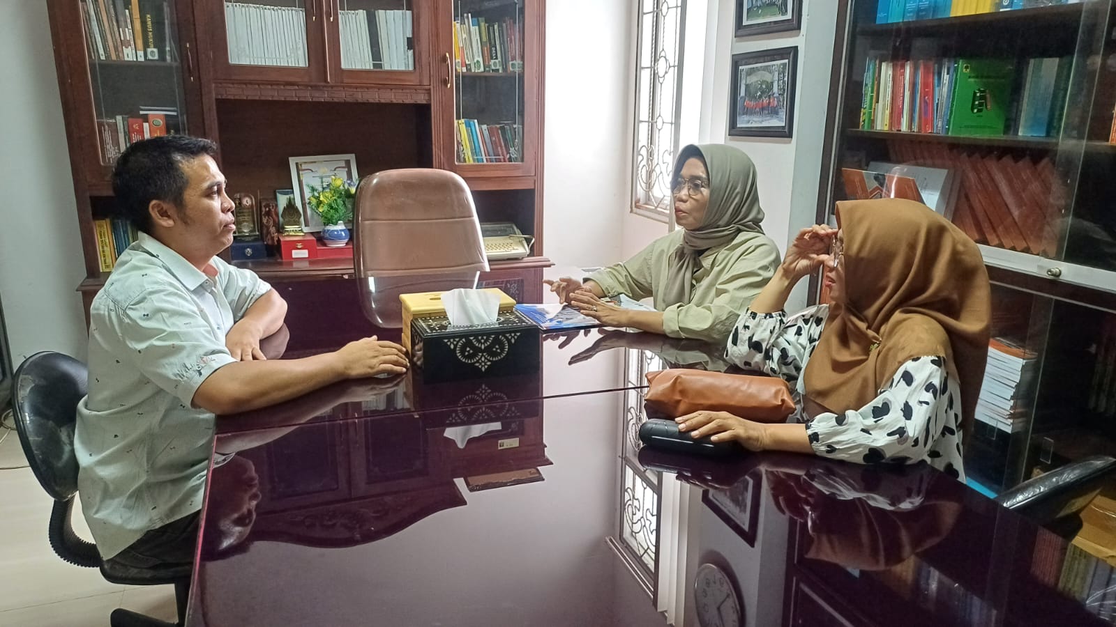 KOORDINASI: Pertemuan Kepala Bidang Hukum Kanwil Kemenkumham NTB Puri Adriatik Chasanova dengan Analis Hukum Setda Pemkab Lobar Agus Wahyudi, Jumat (15/3) lalu.