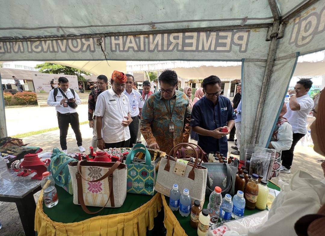 TINJAU LAPANGAN: General Manager The Mandalika Wahyu M Nugroho (kanan) bersama Kepala KPwBI NTB Berry Arifsyah Harahap (dua kanan) saat mengunjungi salah stan UMKM di Bazaar Mandalika.
