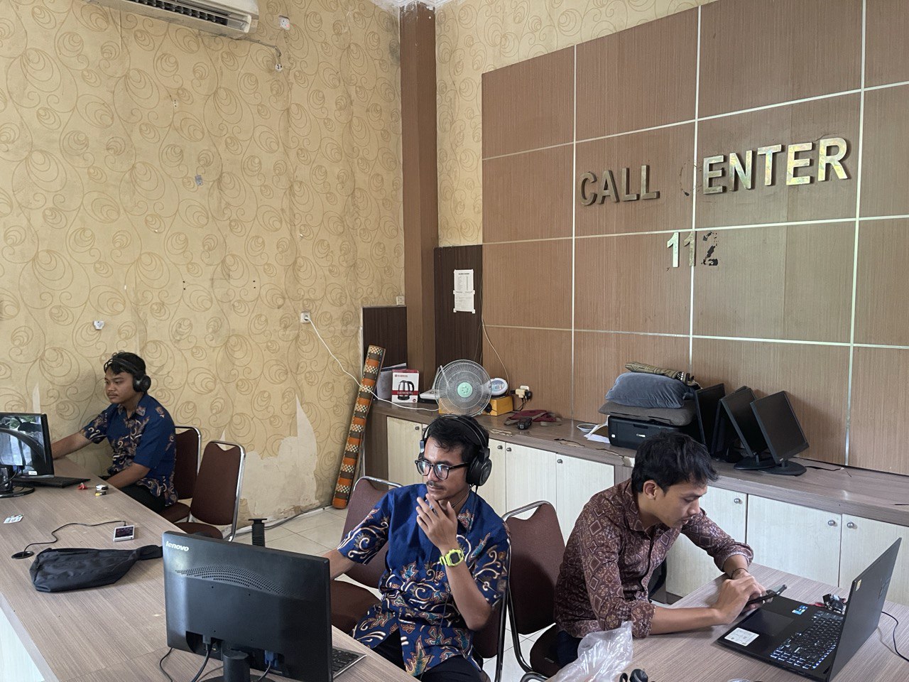 TIDAK BERFUNGSI?: Para karyawan yang bekerja di layanan Call Center 112, Kota Mataram, beberapa waktu lalu.