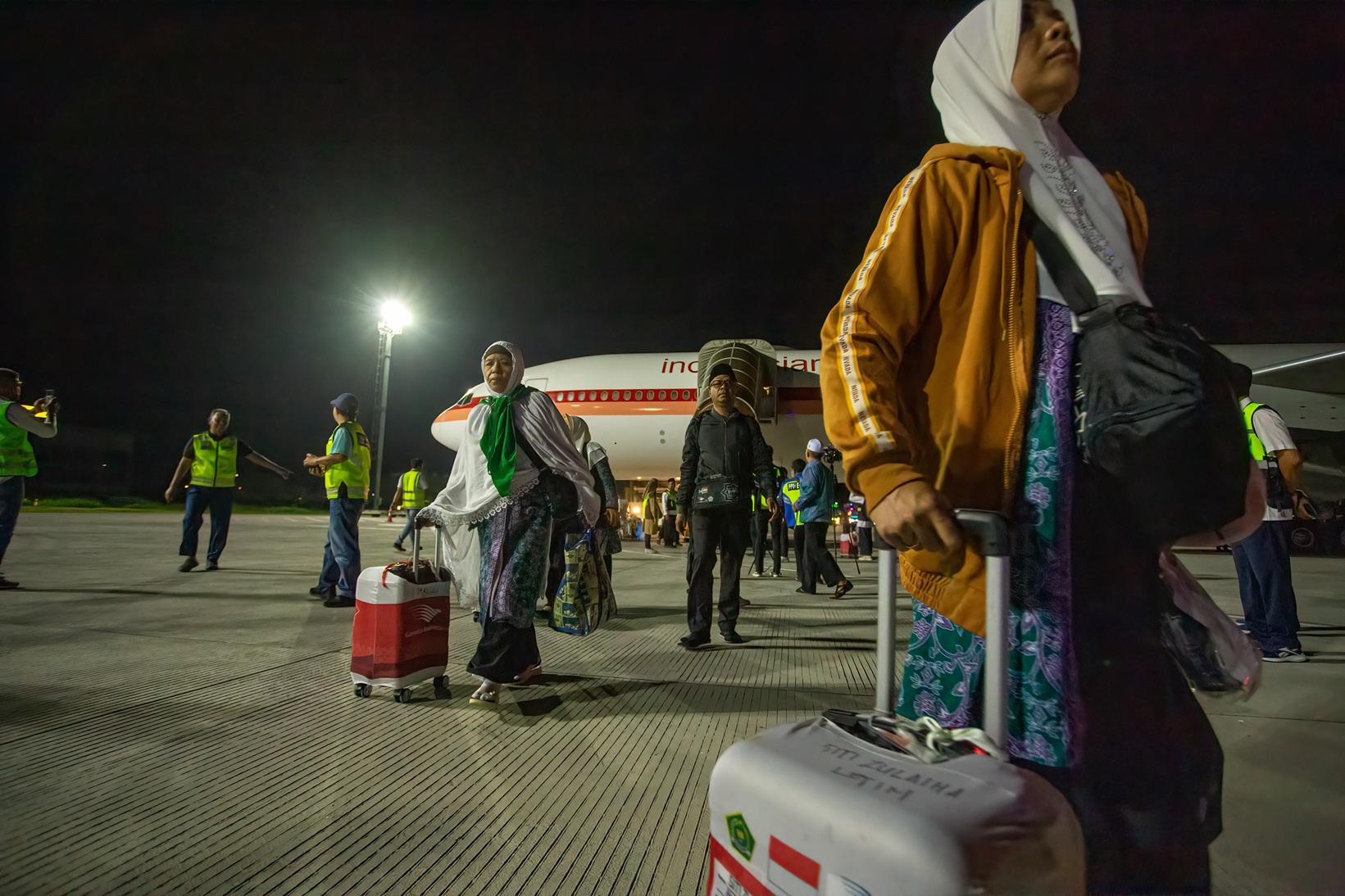 BERTAMU KE RUMAH ALLAH: Para jamaah haji tiba di Bandara Internasional Zainuddin Abdul Madjid (BIZAM) setelah menunaikan rukun Islam ke-5 itu di Juli 2023 lalu
