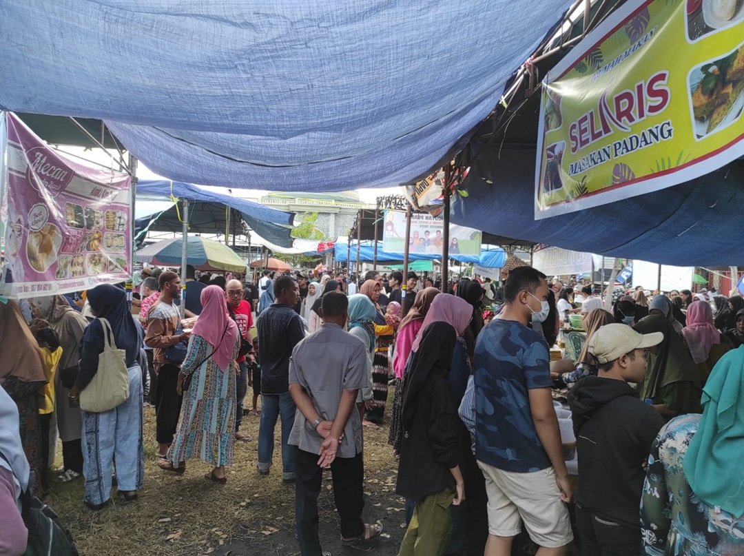 BERBURU TAKJIL: Ratusan pengunjung berburu takjil dan kuliner untuk berbuka puasa di Pasar Ramadan Pagutan Permai, Mataram, Sabtu sore (16/3).