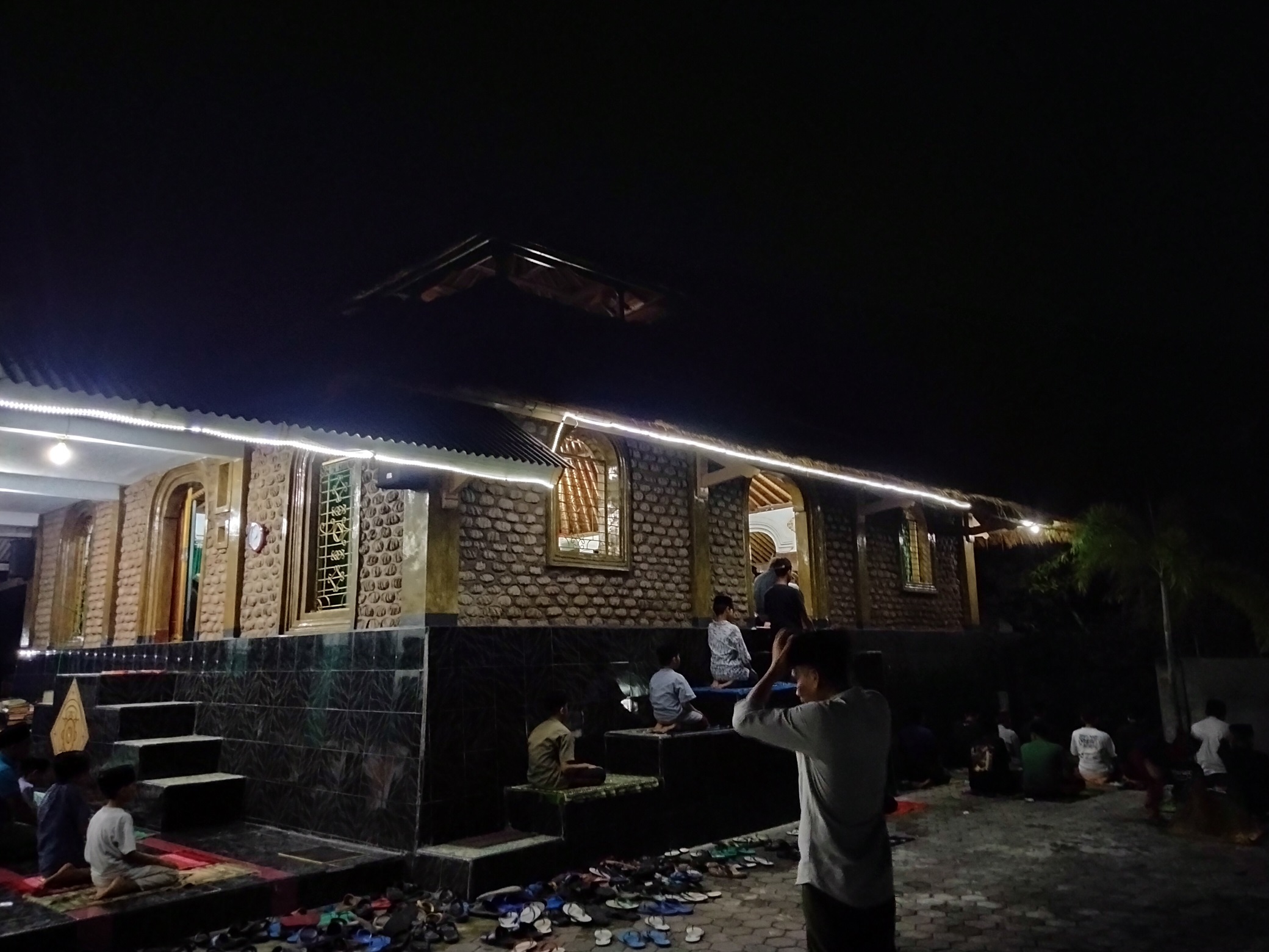 TARAWIH: Suasana tarawih di Masjid Kuno Desa Songak, Kecamatan Sakra, Lotim. Anak-anak membuat saf di tangga masjid karena tidak kebagian tempat di dalam masjid.
