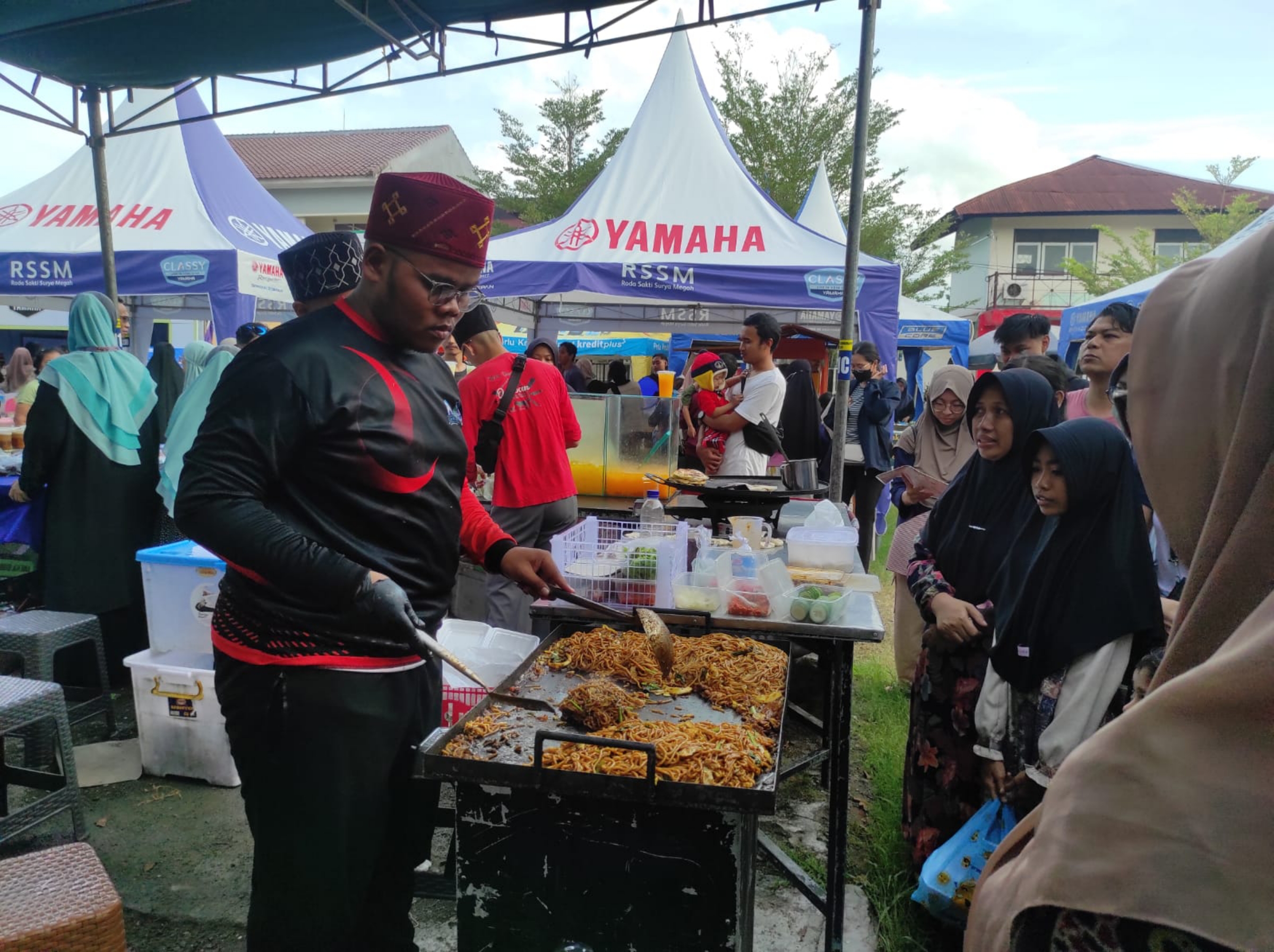 PILIH-PILIH: Sejumlah warga tengah membeli kuliner untuk persiapan buka puasa di Pasar Ramadan Pagutan Permai, Sabtu (16/3).(FERIAL/LOMBOK POST)