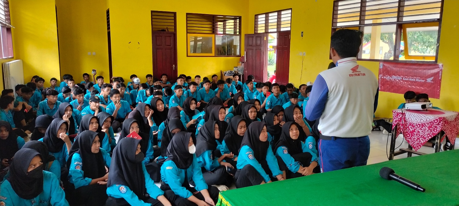 SOSIALISASI: Tim safety riding astra motor NTB saat edukasi berkendara di SMKN 1 Gunungsari. (HONDA FOR LOMBOK POST)