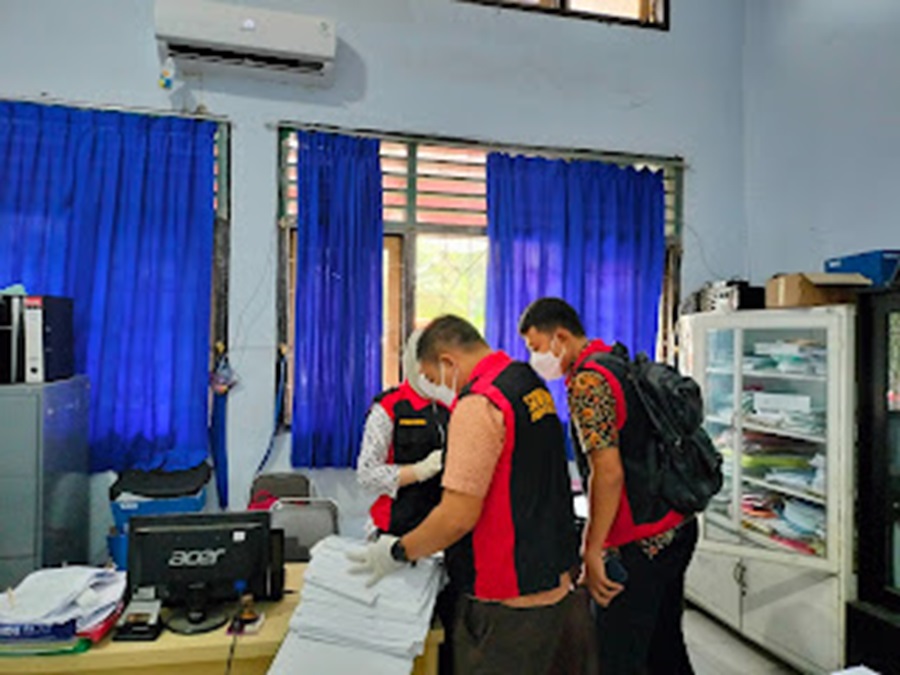 GELEDAH: Tim penyidik Kejari Dompu menggeledah kantor Dikes dan BPKAD Dompu, Jumat (15/3).(KEJARI DOMPU FOR LOMBOK POST)