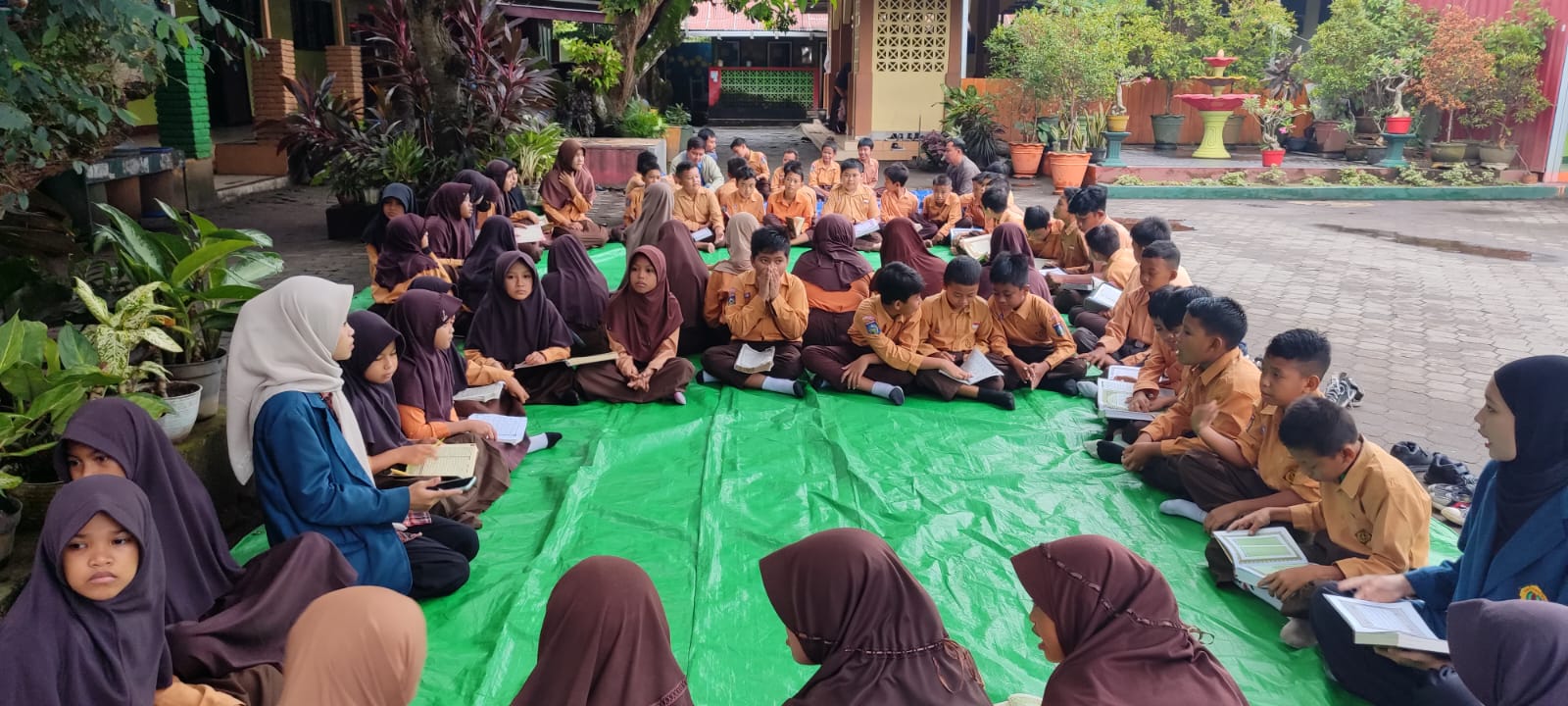 PROGRAM RAMADAN: Para murid SDN 19 Cakranegara melaksanakan tadarus Alquran di halaman sekolah setempat, Sabtu (16/3) lalu. (SDN 19 CAKRANEGARA FOR LOMBOK POST)