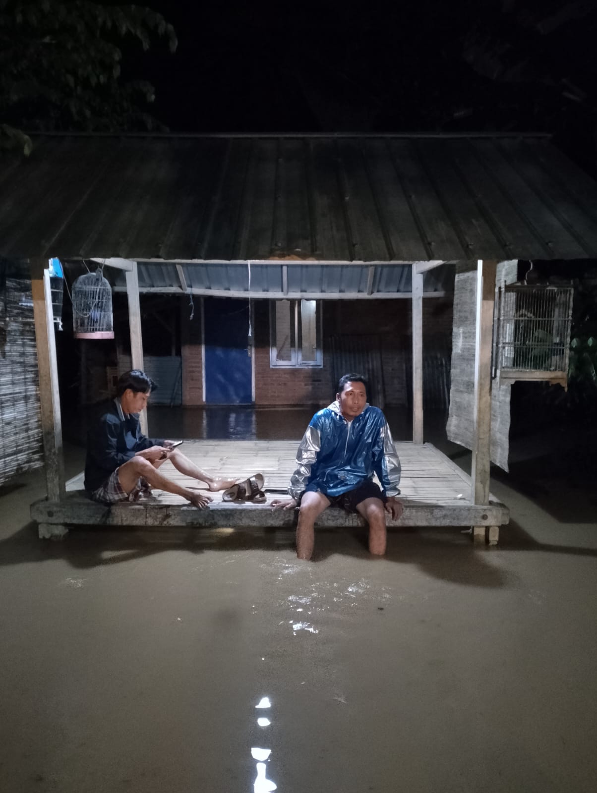 TERENDAM : Banjir menerjang rumah warga di Desa Sekotong Tengah.&nbsp;
