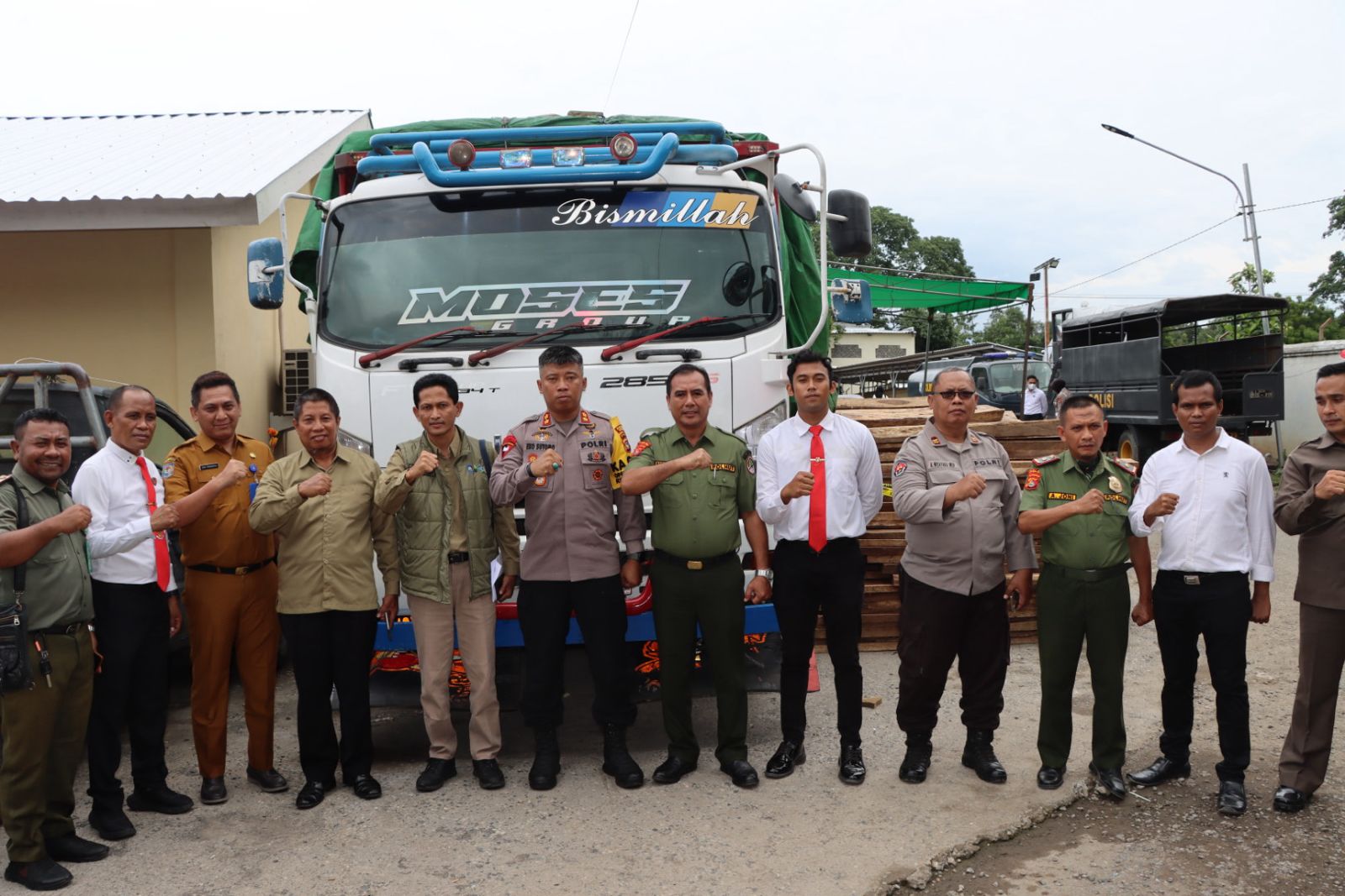 Kapolres Kabupaten Bima Eko Sutomo dan Kadis LHK NTB Julmansyah bersama jajaran saat konferensi pers pengungkapan kasus ilegal loging di Polres Kabupaten Bima, kemarin.
