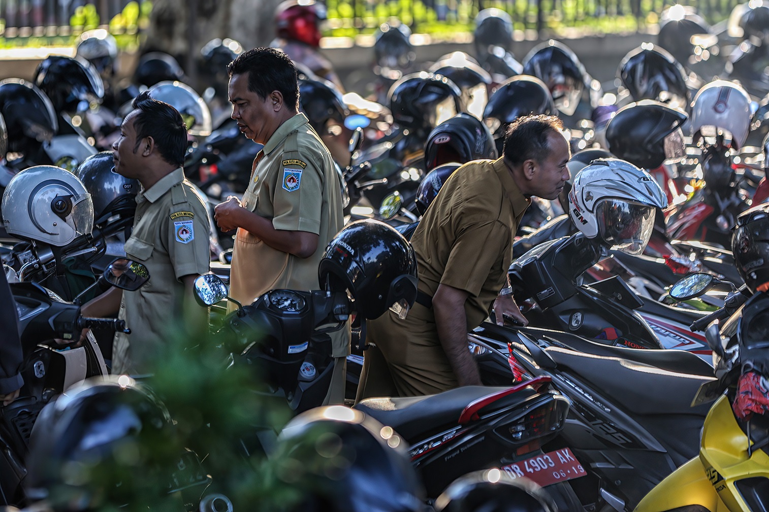 DAPAT THR: Sejumlah ASN beristirahat usai menjalani upacara di Kantor Wali Kota Mataram, beberapa waktu lalu.