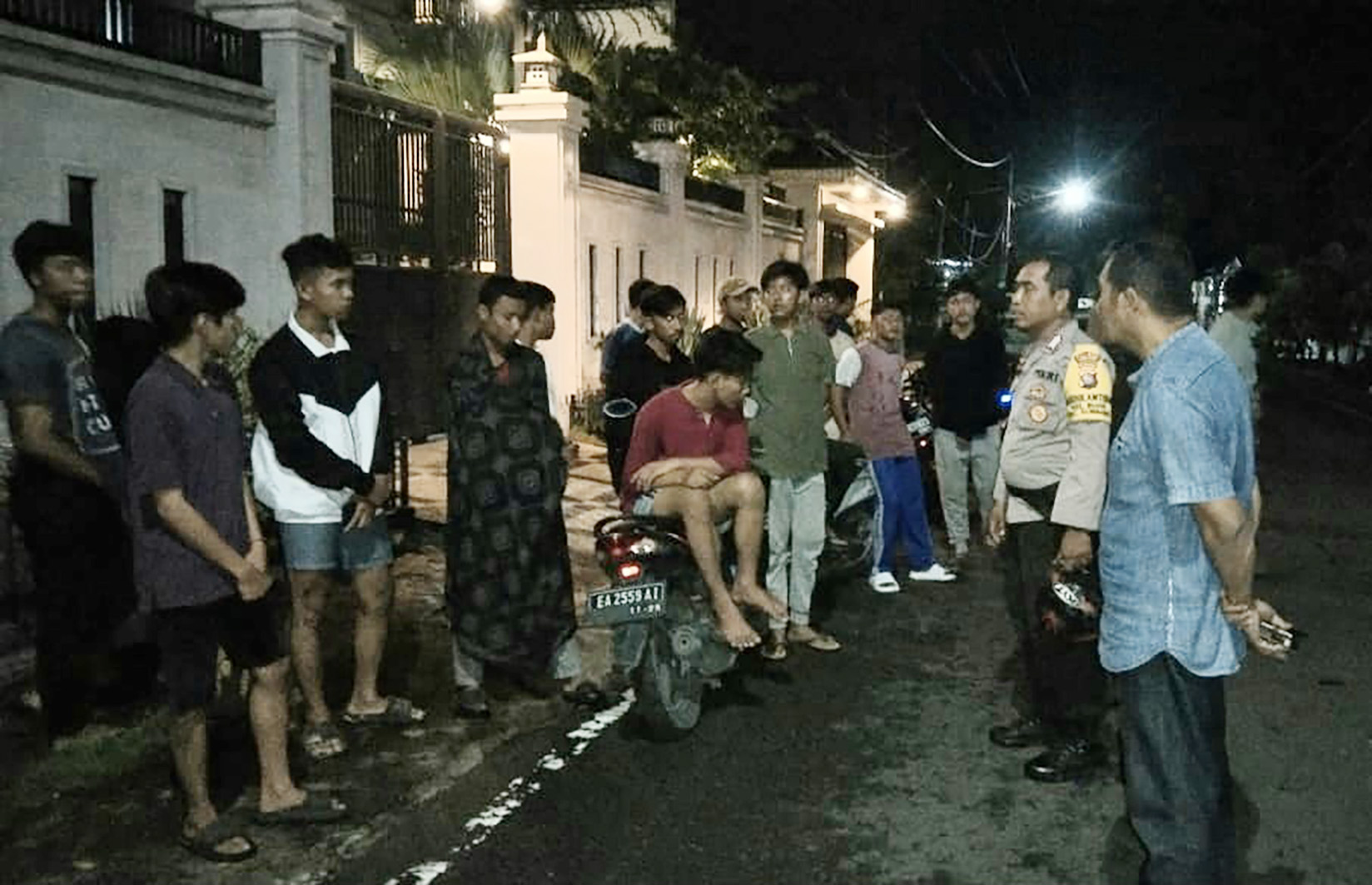 Polsek Sumbawa membubarkan aksi balap lari yang dilakukan sejumlah remaja, Senin (18/3) dini hari.