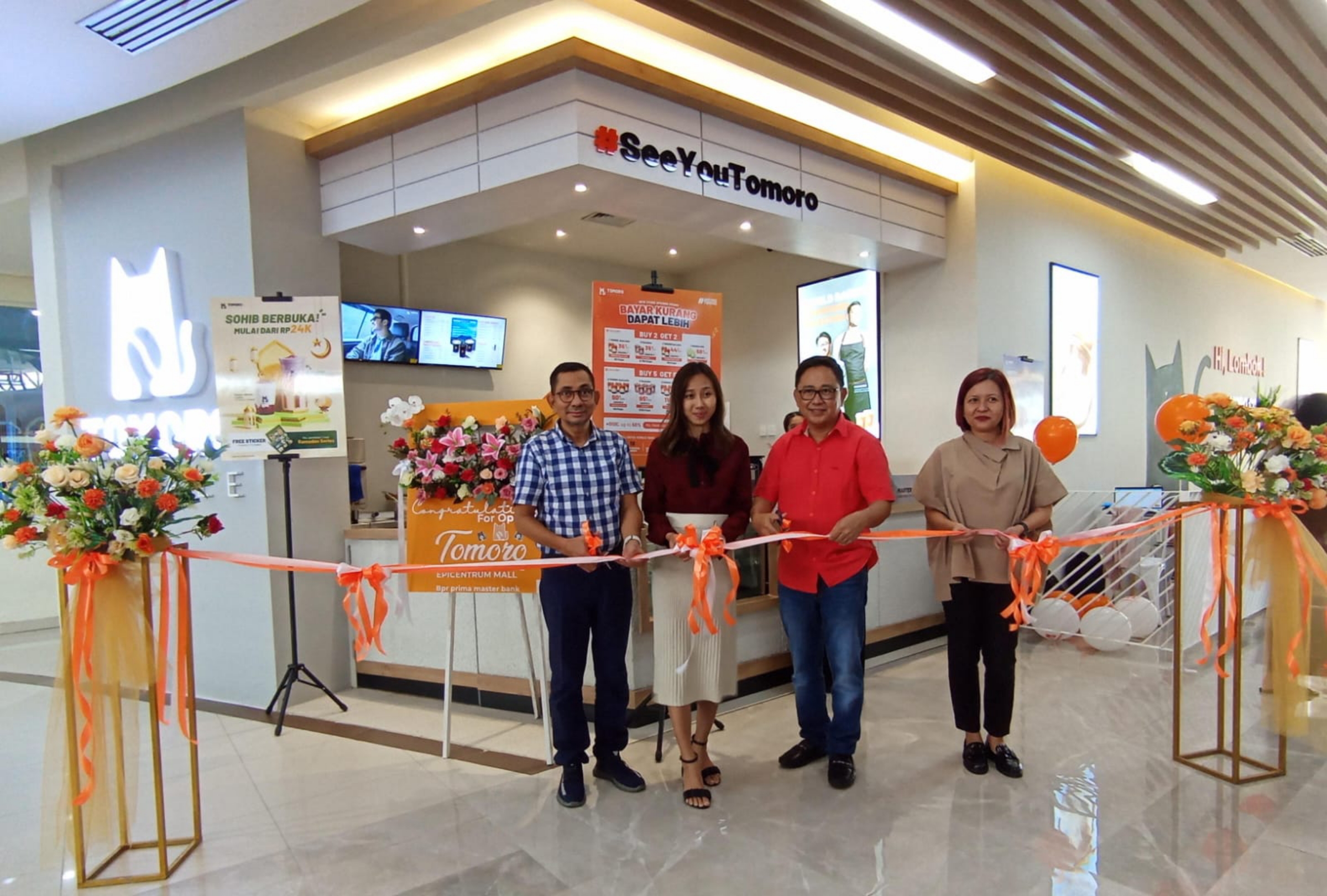 MULAI BEROPERASI: GM LEM Salim Abdad (kanan) dan Owner Tomoro Coffee Kim Cha (dua kanan) saat grand opening outlet di lantai dua Lombok Epicentrum Mall. (Ferial/LombokPost)