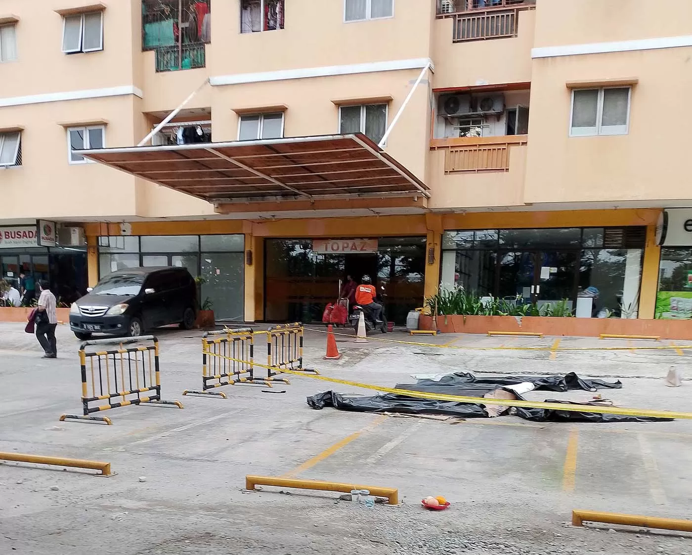 Suasana lokasi Satu keluarga yang terdiri dari empat orang ditemukan tewas diduga bunuh diri di Apartemen Teluk Intan Tower Topas Penjaringan, Jakarta Utara. (FEDRIK TARIGAN/ JAWA POS)