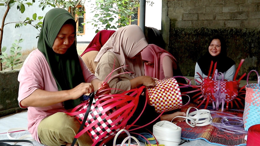 PRODUKSI BERSAMA: Sejumlah IRT anggota KUWE Tojang Desa Lantan tengah memproduksi tas anyaman dari plastik, belum lama ini.(FERIAL/LOMBOK POST)