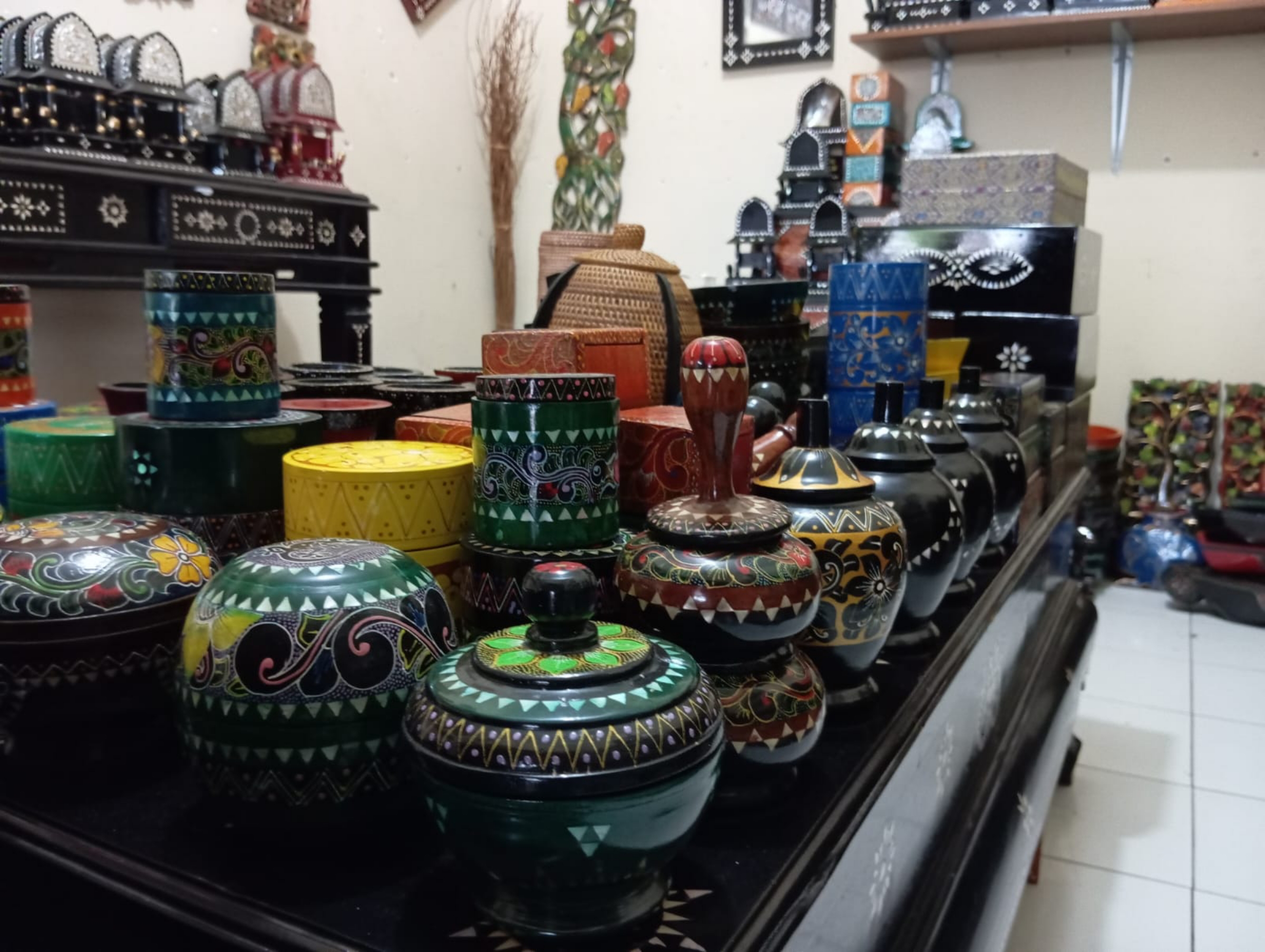 (FERIAL/LOMBOK POST) LIHAT PRODUK: Salah satu pengunjung tengah melihat produk-produk yang dijual di LYA Art Souvenir Shop di lingkungan Pasar Seni Sayang-Sayang Kota Mataram