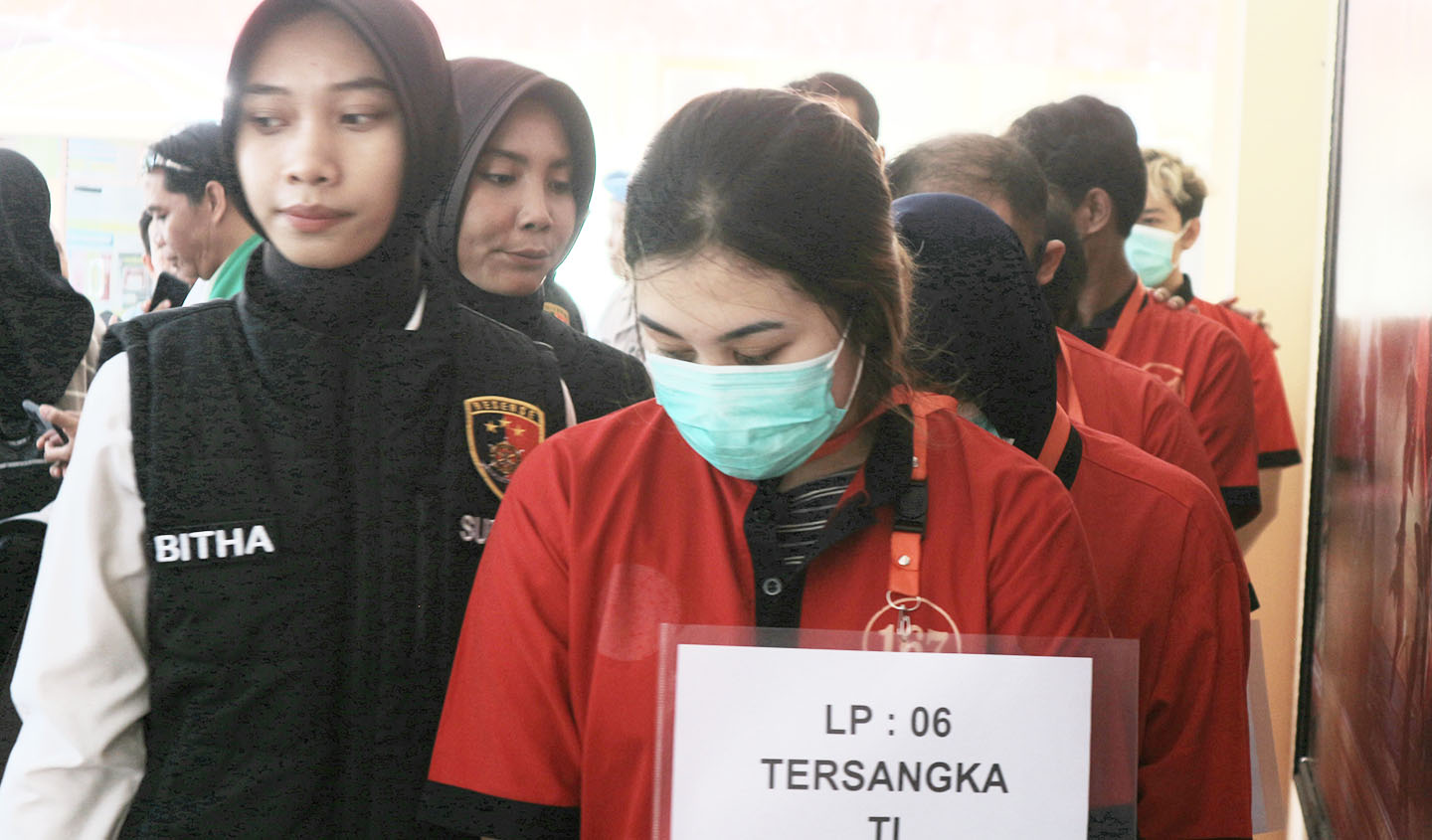 TI, 22 tahun, mucikari asal Jawa Barat bersama mucikari dari luar NTB ditangkap aparat Ditreskrimum Polda NTB.