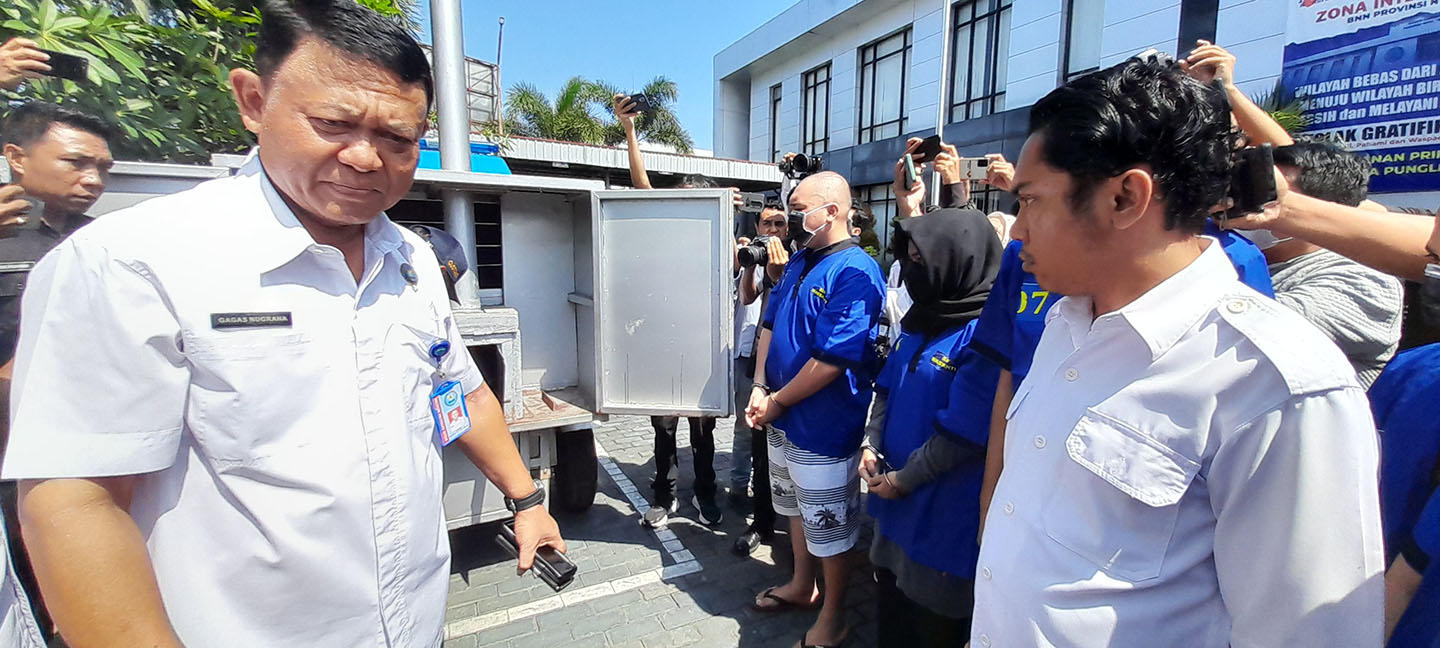 Kepala BNN NTB Brigjen Pol Gagas Nugraha (kiri) usai memasukkan barang bukti narkoba ke dalam incinerator disaksikan pada tersangka.