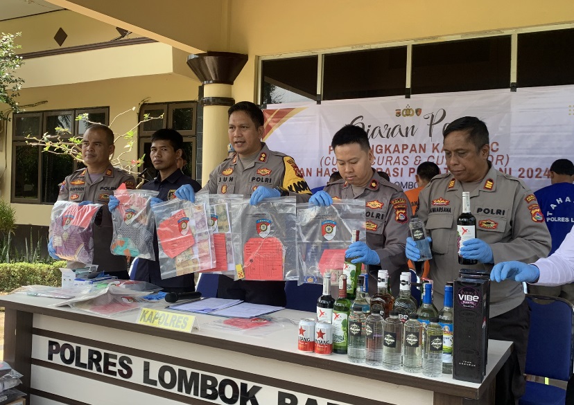 KONPERS: Polres menunjukkan barang bukti praktek prostitusi di Batulayar dalam konferensi pers, Selasa (19/3).
