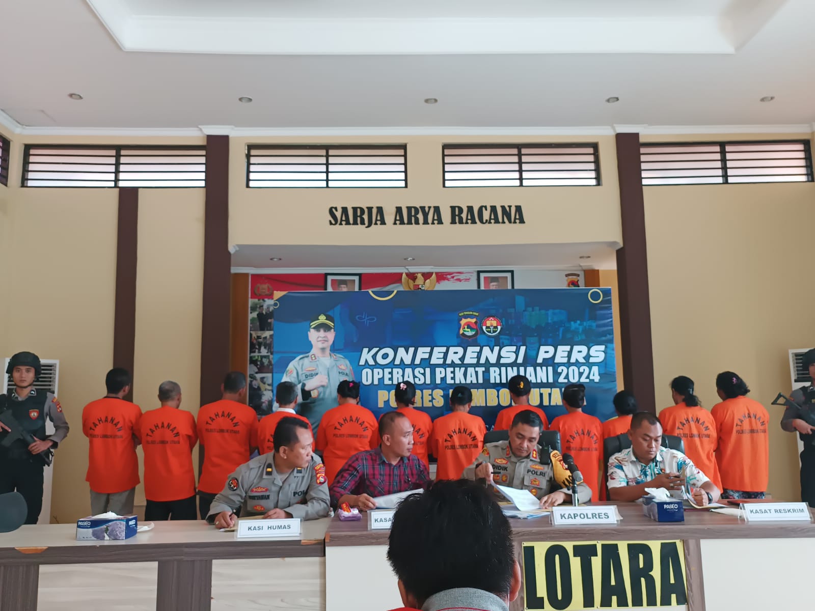 HASIL OPERASI: Kapolres Lombok Utara bersama jajarannya menyampaikan rilis hasil Operasi Pekat Rinjani, Selasa (19/3).