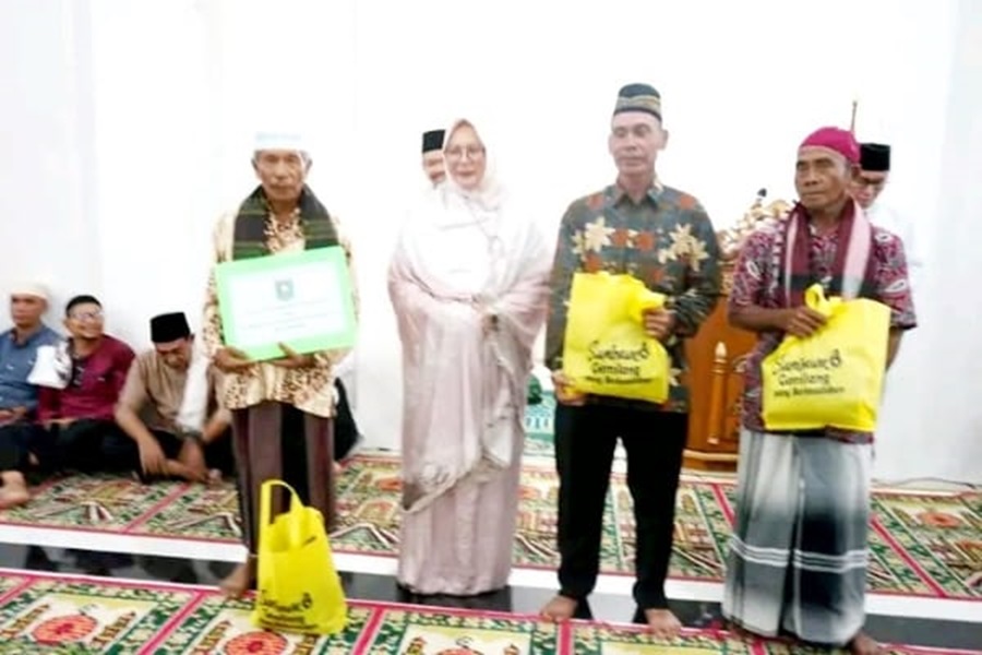 SAFARI RAMADAN: Wabup Sumbawa Dewi Noviany menyerahkan paket bantuan kepada warga saat safari Ramadan, Senin (18/3).(ABET/LOMBOK POST)
